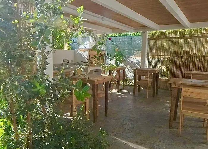 Les & サンタ・テレーザ・ガッルーラ