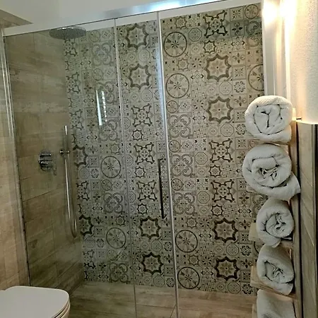 לינה וארוחת בוקר Les & 4*
